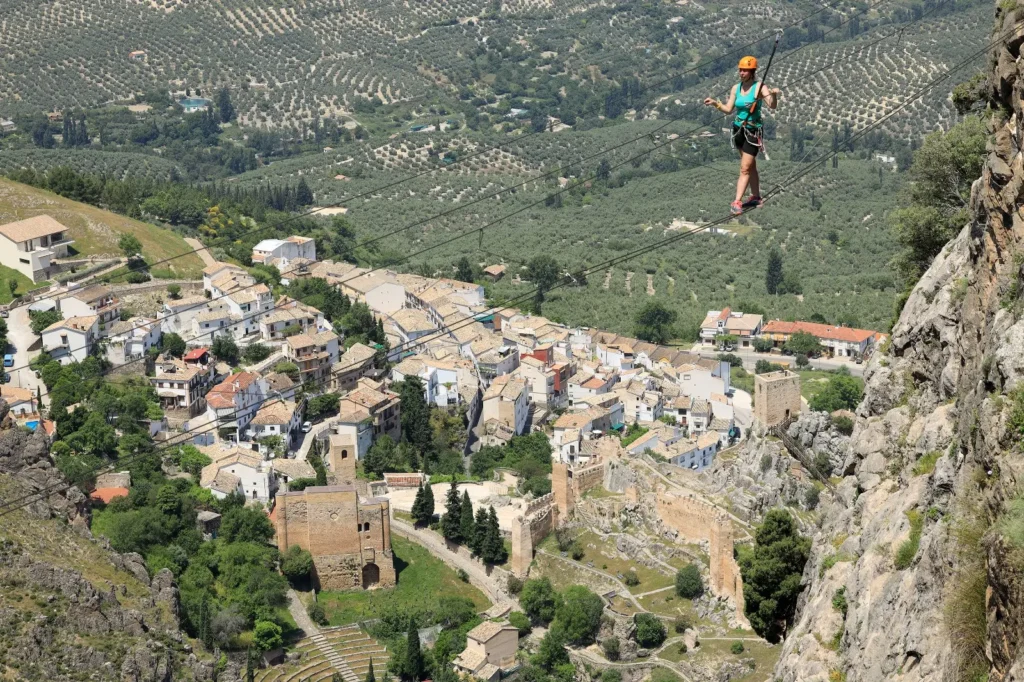 Vía Ferrata La Mocha en Cazorla con vistas al pueblo