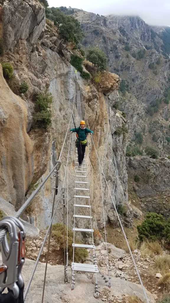 Progresión individual en tramo de vía ferrata con cable de vida