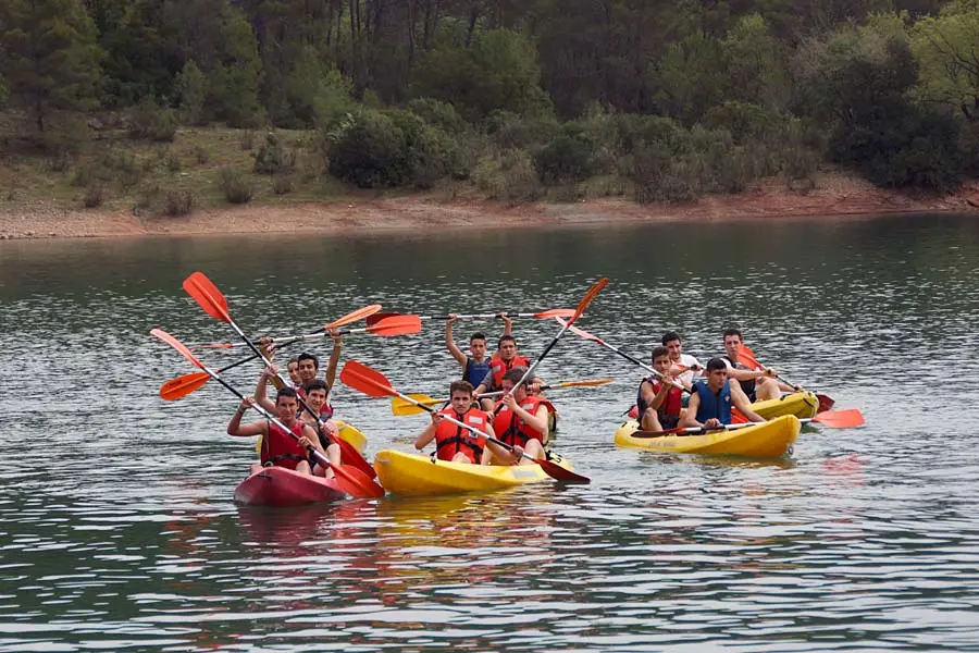 grupo de escolares en piragua