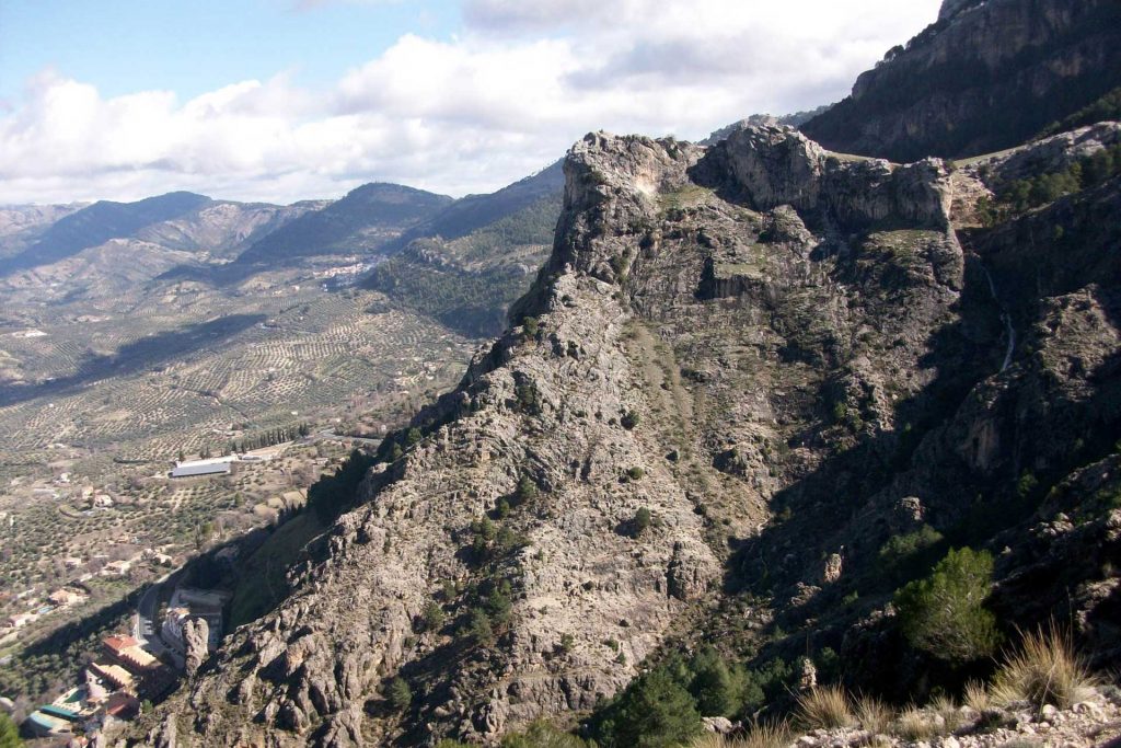 Senderismo en la Sierra de Cazorla con vistas a las montañas del Prado Redondo y su entorno natural protegido